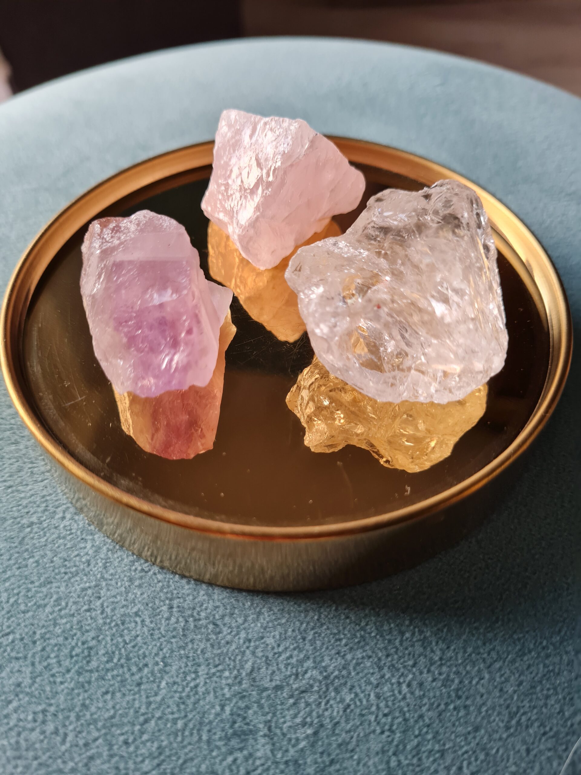 pierres brutes triangle d'or améthyste quartz rose cristal de roche