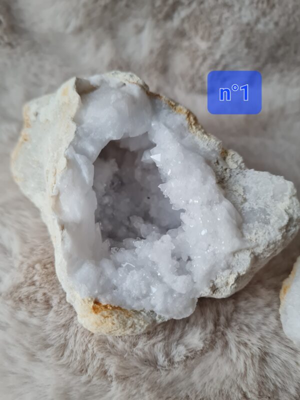 petite géode en cristal de roche