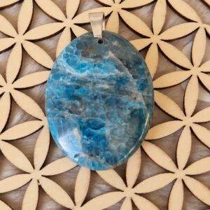 Pendentif ovale en Apatite bleue AA