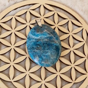 Pendentif ovale en Apatite bleue AA