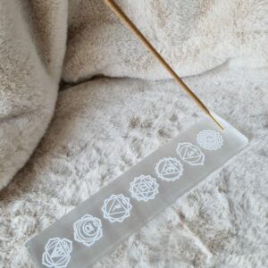 Porte encens en sélénite gravé 7 chakras